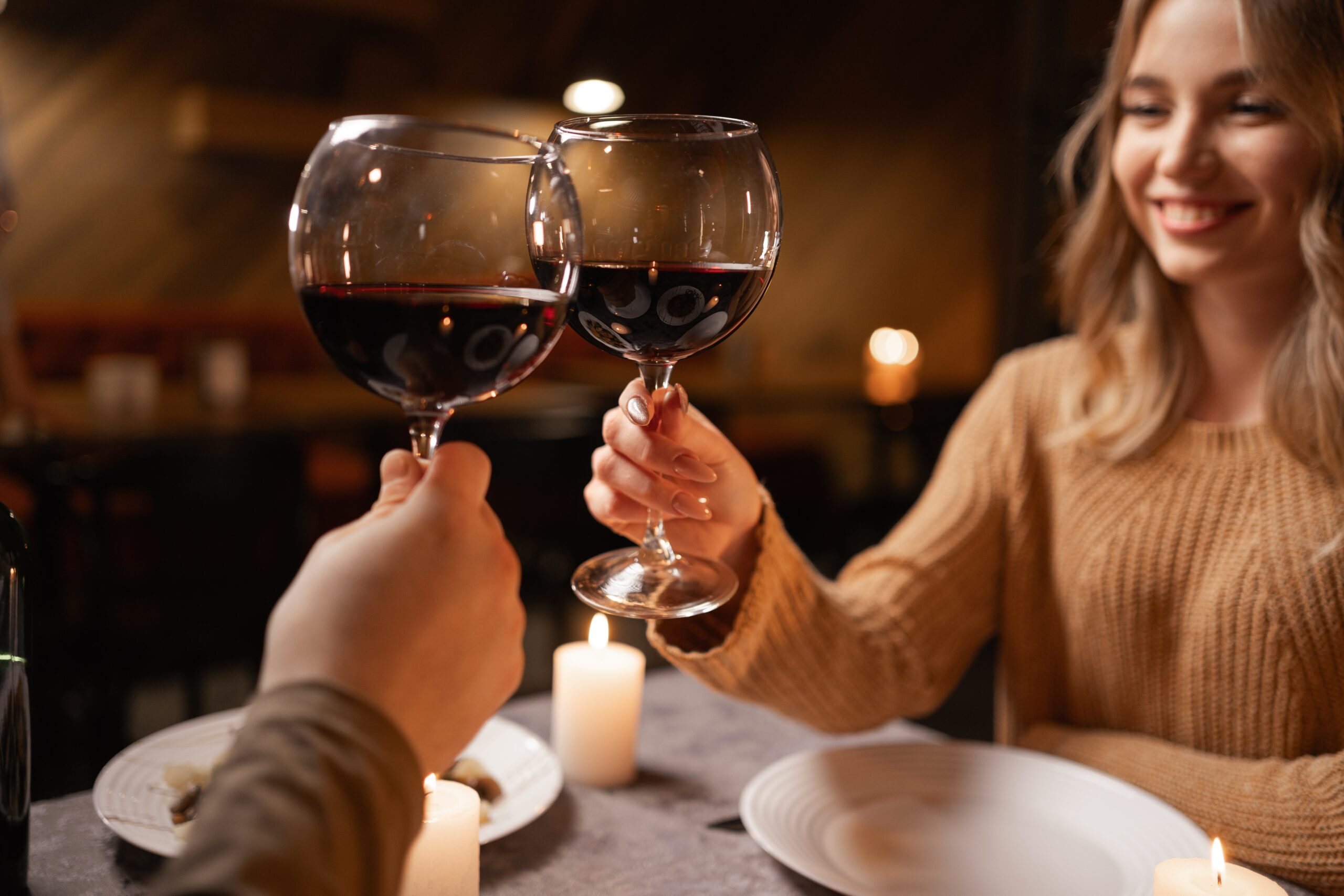 Valentine's,day,concept.,happy,young,couple,in,love,clinking,glasses